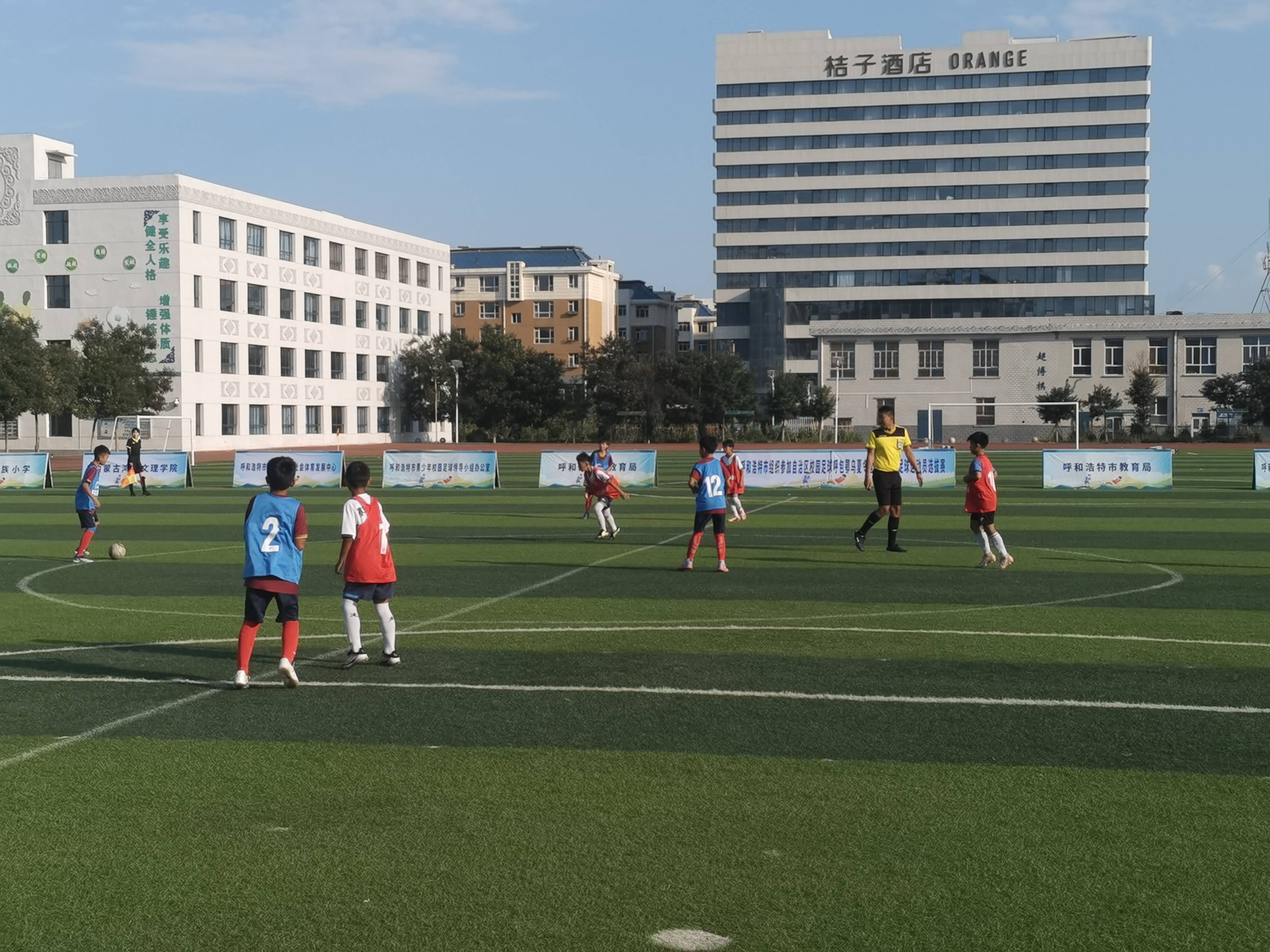 星空体育-运动员们在足球场上尽显实力和风采