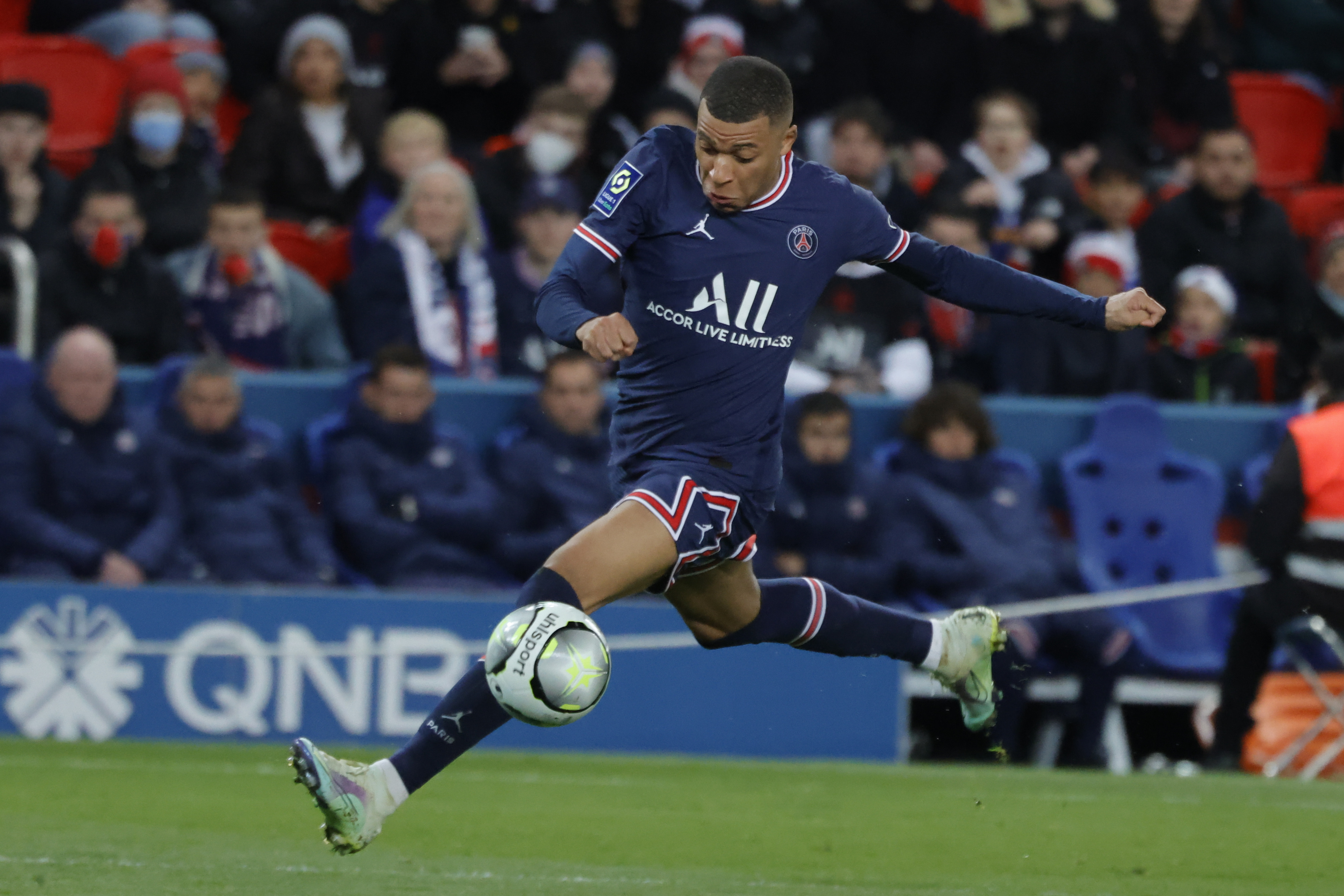 巴黎圣日耳曼遭遇瓶颈,里昂力压领先 巴黎圣日耳曼遭遇瓶颈,里昂力压领先