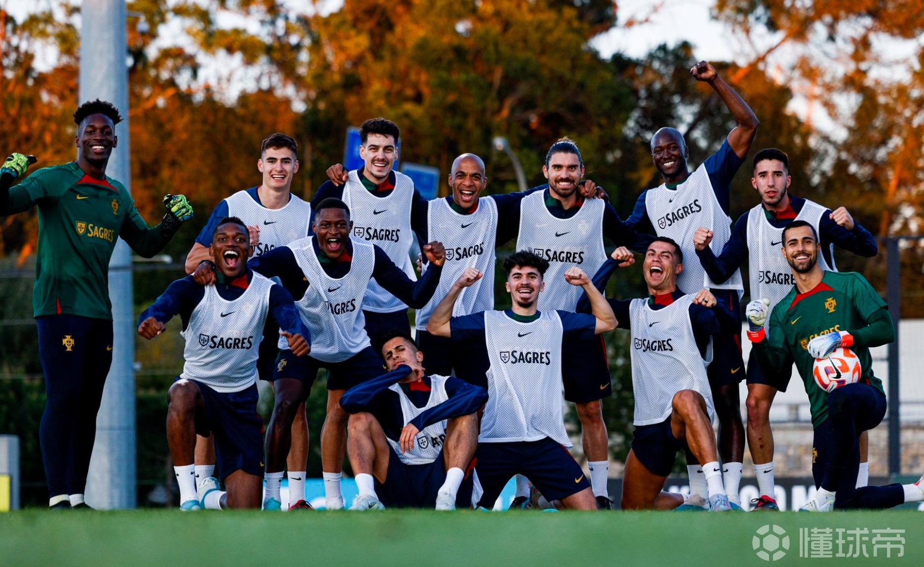 足球比赛成为热门话题,各国球队竞相角逐 足球比赛成为热门话题,各国球队竞相角逐