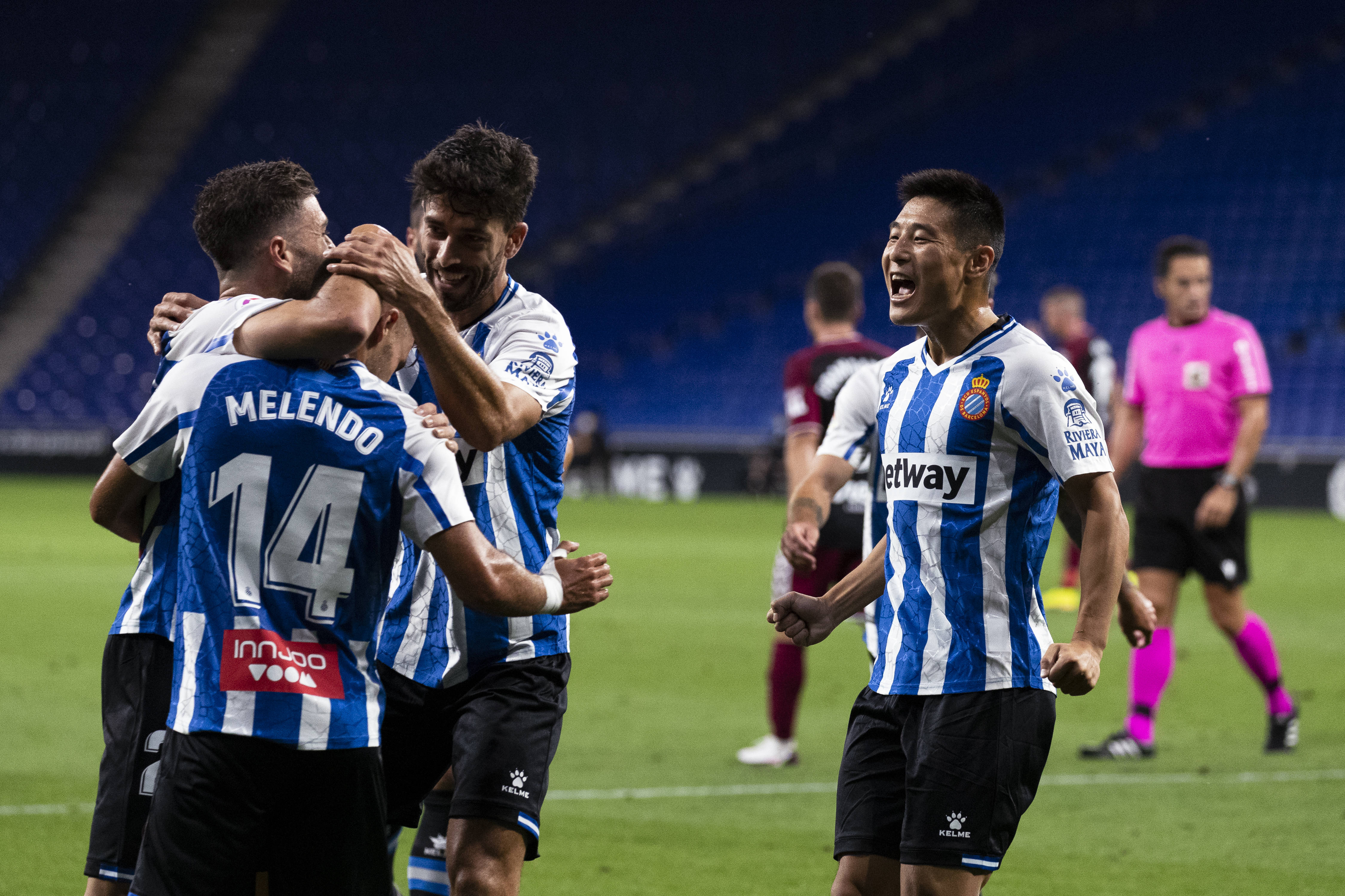 西班牙球员射门成功,助队取得胜利 西班牙球员射门成功,助队取得胜利