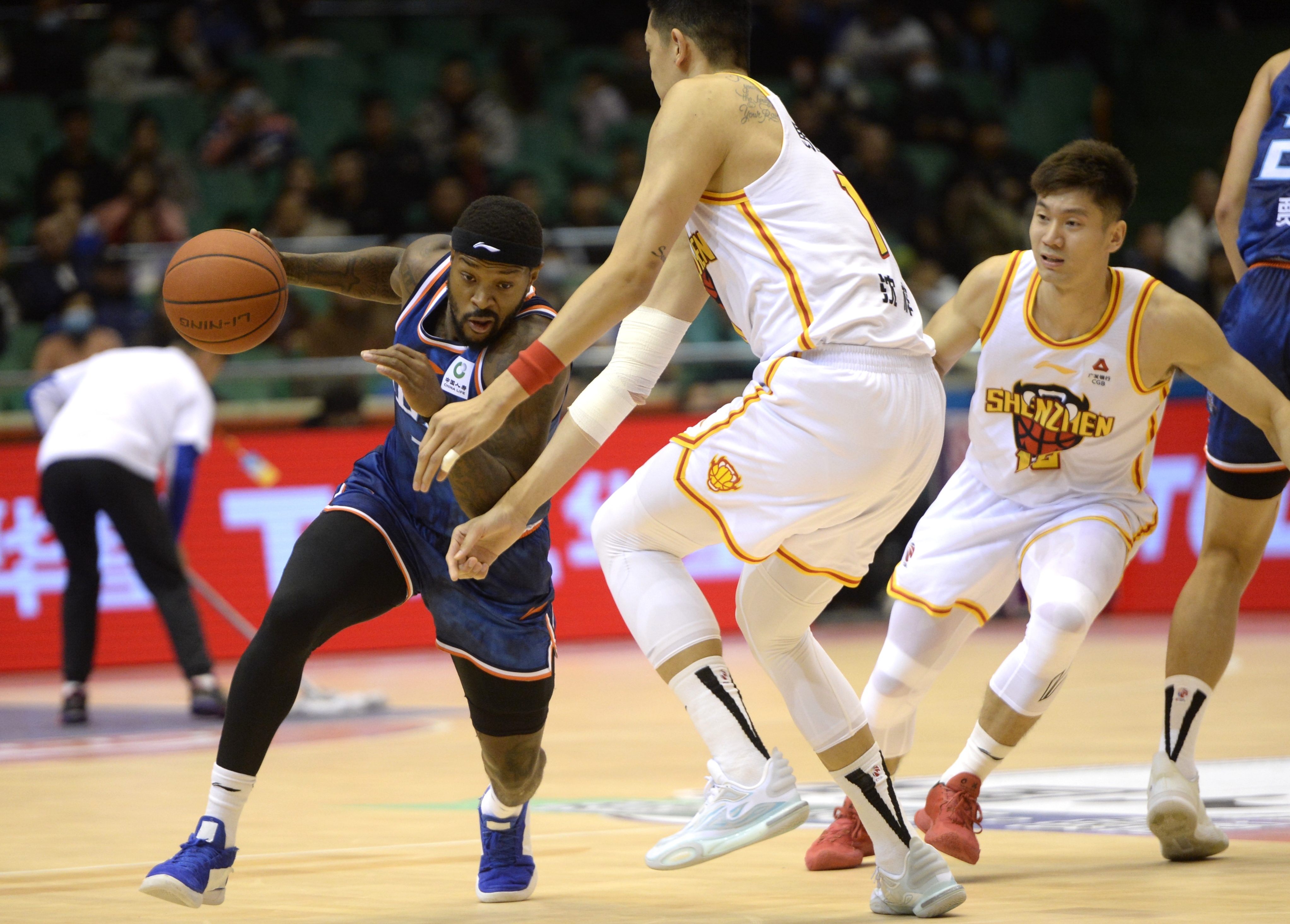 星空体育-深圳队队员表现出色,一路领先取胜