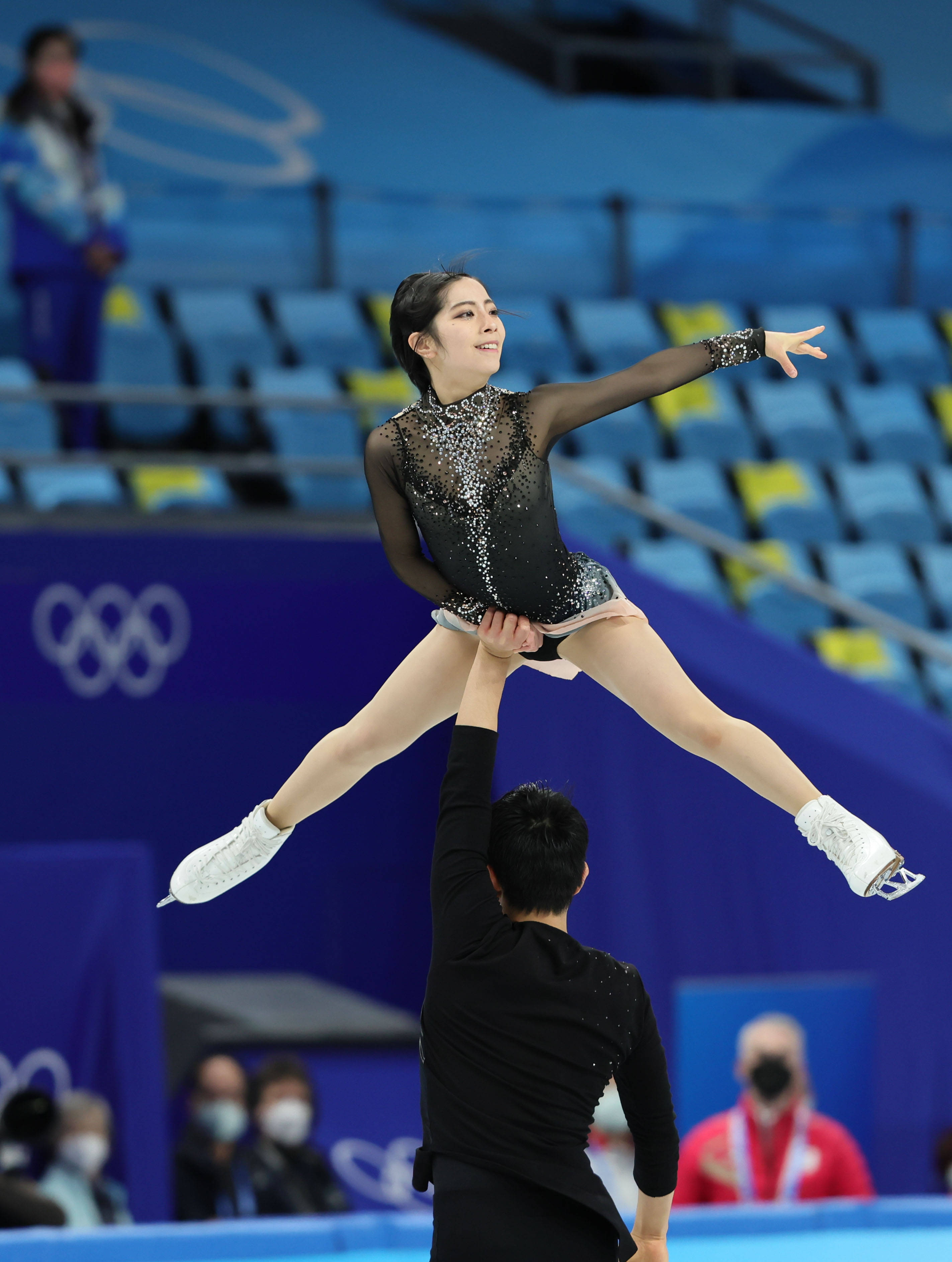 保加利亚运动员在花样滑冰比赛中脱颖而出 保加利亚运动员在花样滑冰比赛中脱颖而出