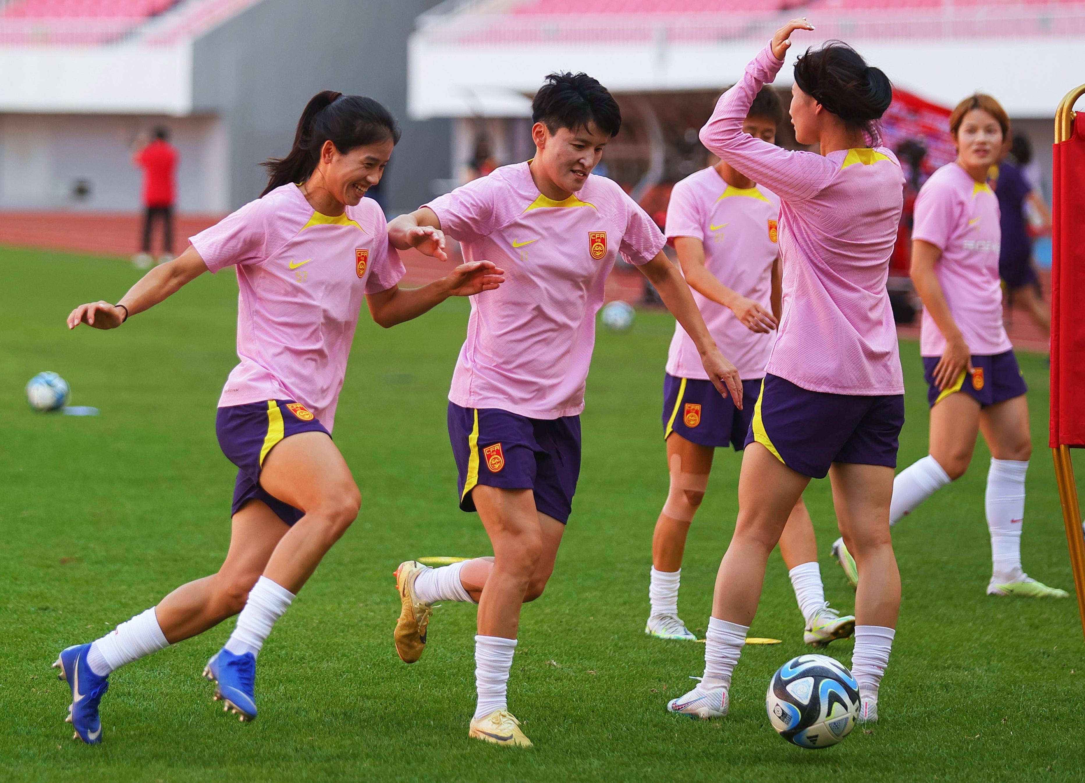 中国女足备战世界杯,团结一心向前 中国女足备战世界杯,团结一心向前