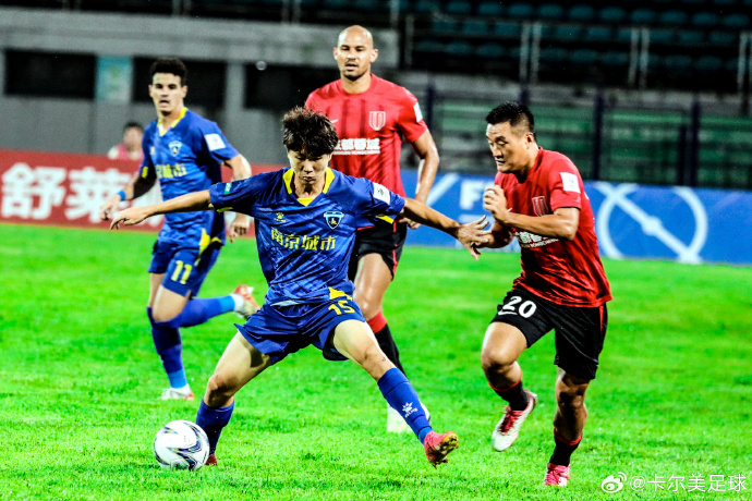 足球赛事备战决赛阶段，球员拼尽全力