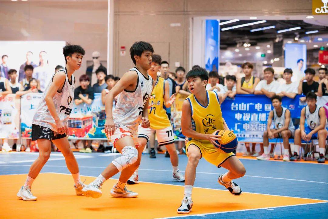 一名篮球队员因发挥优异而受到社会关注 一名篮球队员因发挥优异而受到社会关注