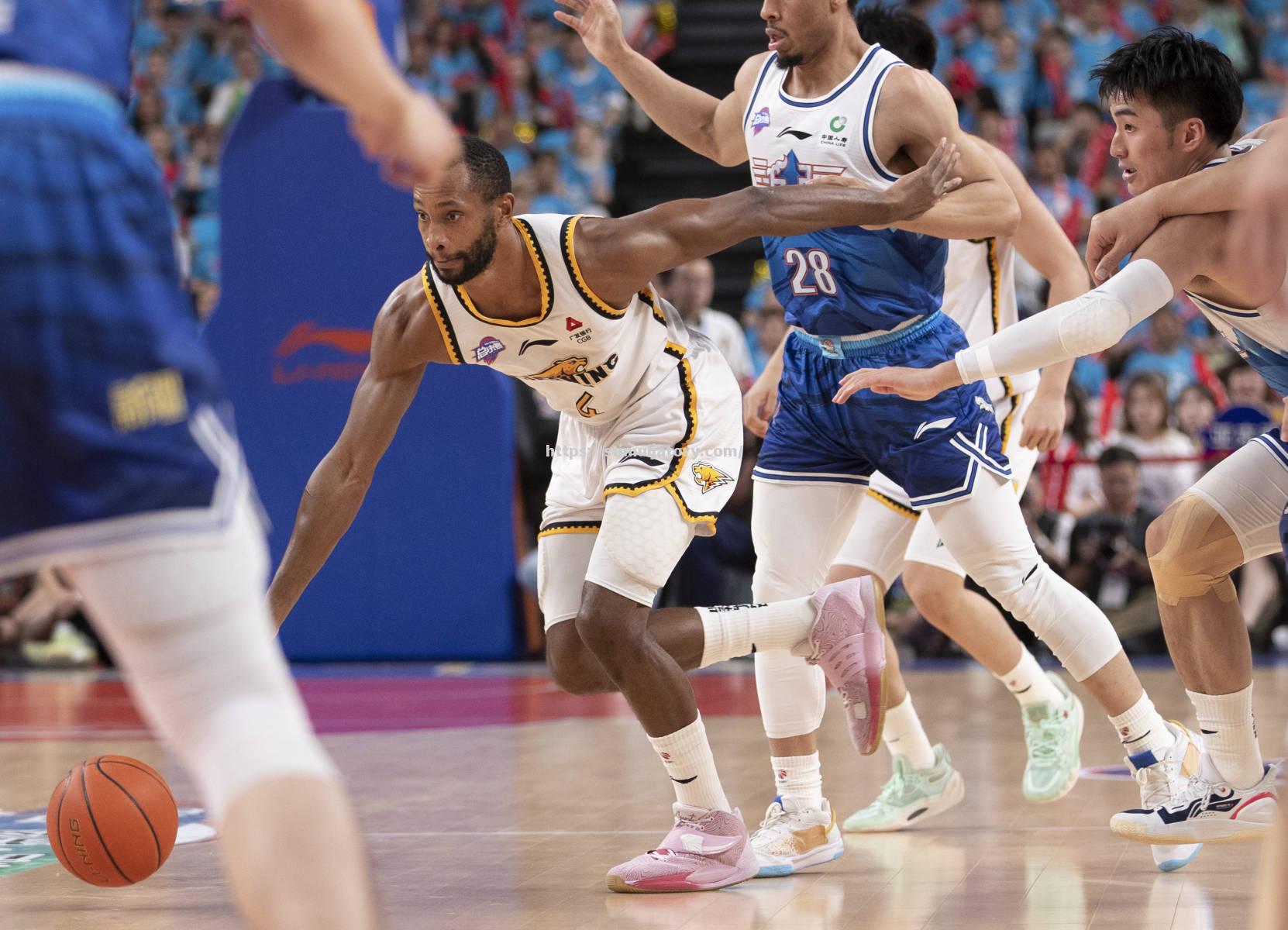 星空体育-辽宁cba新赛季启动，球迷期待吉布森率队再战总冠军