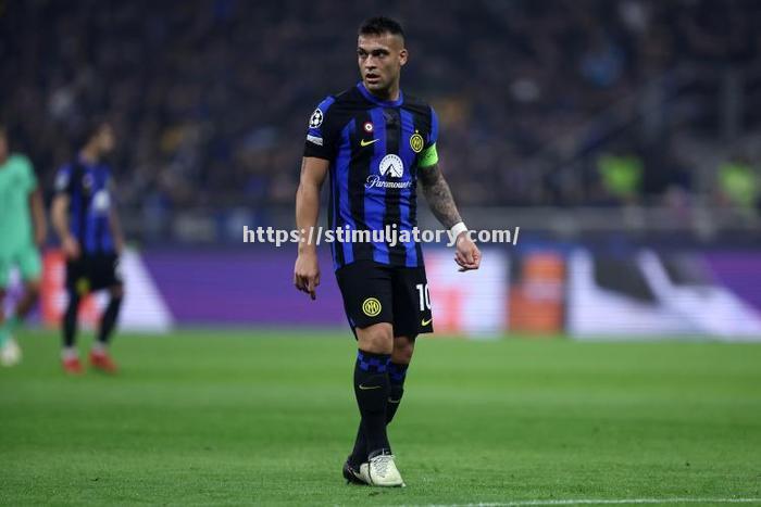 星空体育-AC米兰vs尤文图斯将在本周末进行直播，火爆对决引发球迷狂热关注