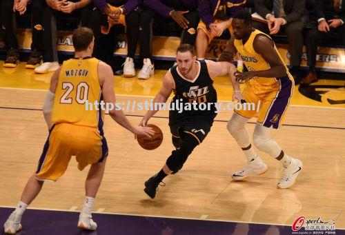 星空体育-爵士遭遇三连败，戈贝尔受伤退出比赛