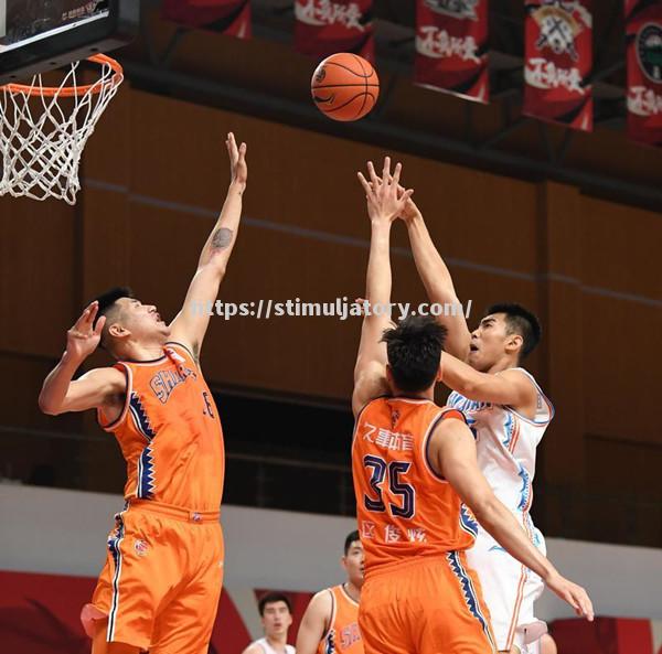 北京男篮远征鹤岗,大胜上海队取得十连胜 北京男篮远征鹤岗,大胜上海队取得十连胜