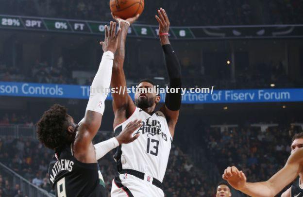 星空体育-雄鹿横扫快船，字母哥砍下36分