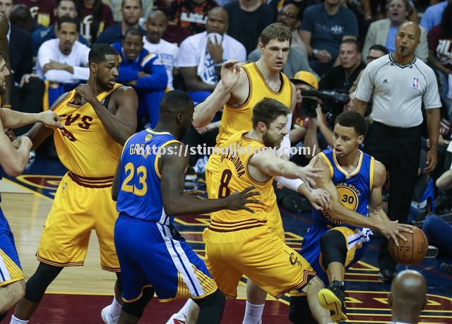 76人队主场迎战强大对手,力争获胜 76人队主场迎战强大对手,力争获胜