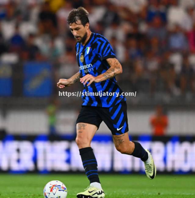 星空体育-AC米兰临场反击，客场告捷激动球迷