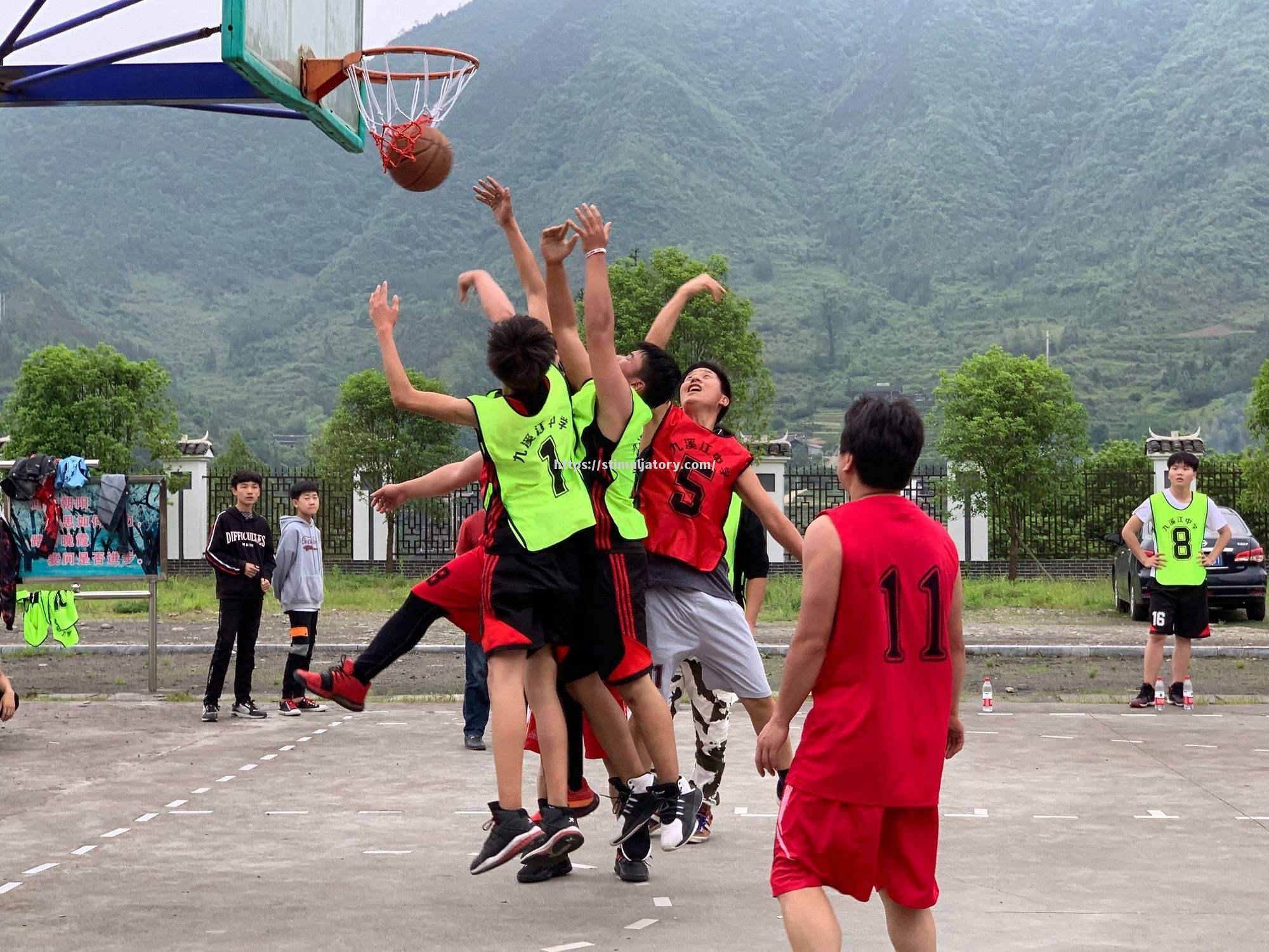 星空体育-队员们顽强拼搏，展现出篮球运动精神的魅力