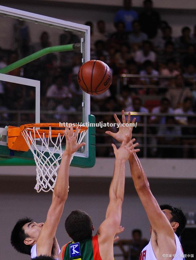 真正的篮球高手在比赛中展现出强大实力！