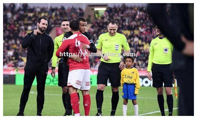 爆冷结果引发球迷热议,裁判判罚成焦点 爆冷结果引发球迷热议,裁判判罚成焦点