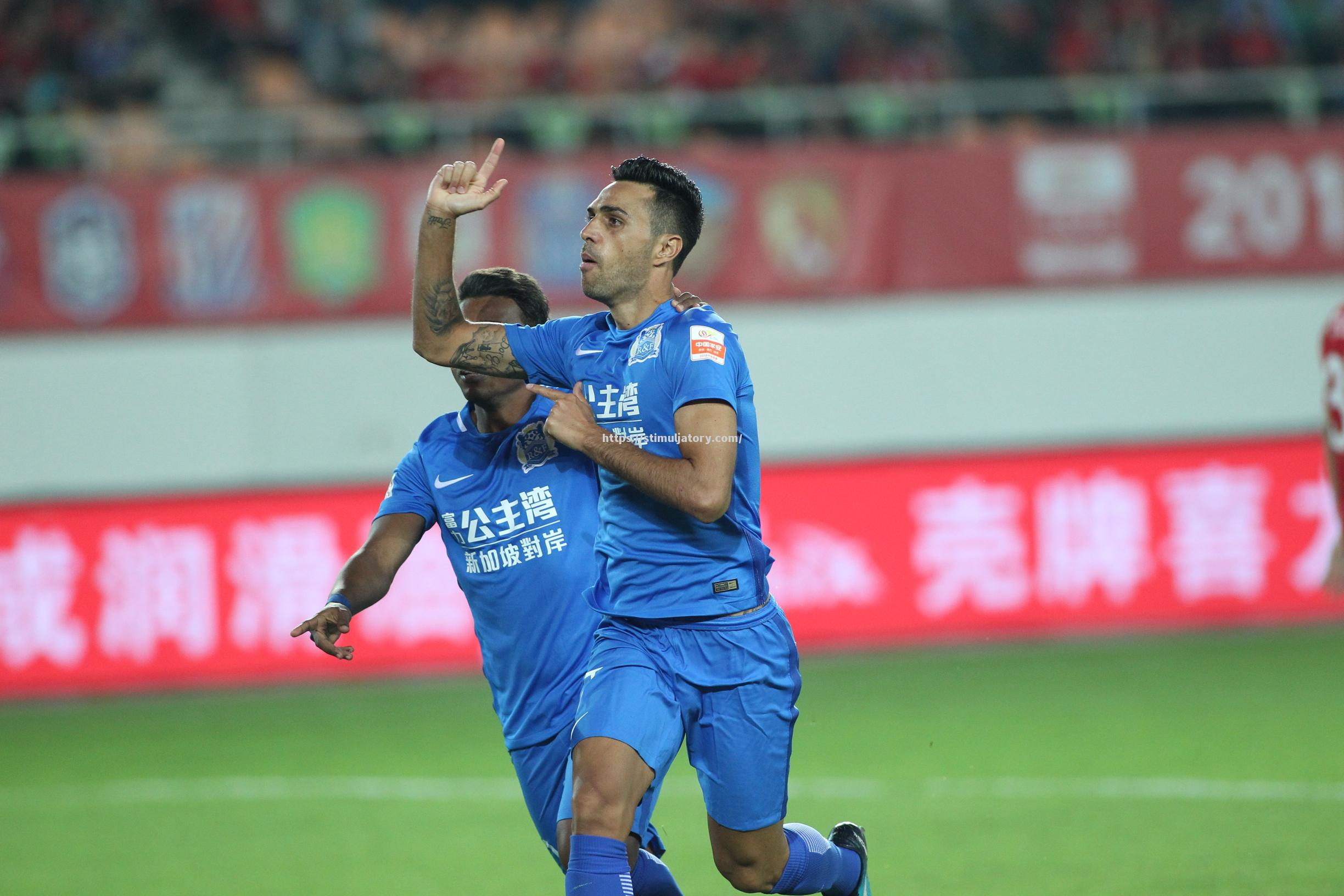 星空体育-中超联赛现场球员动作迅猛,拼搏形象深入人心