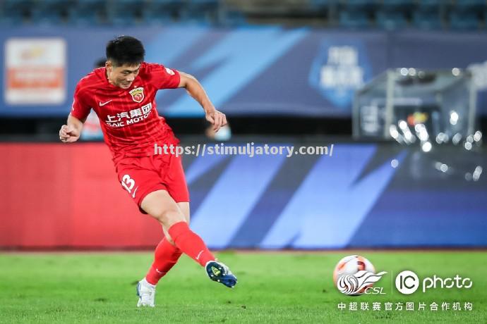 中超联赛现场球员动作迅猛，拼搏形象深入人心
