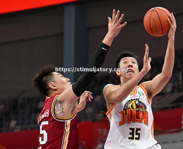 星空体育-江苏男篮外援发挥出色，助力球队胜利