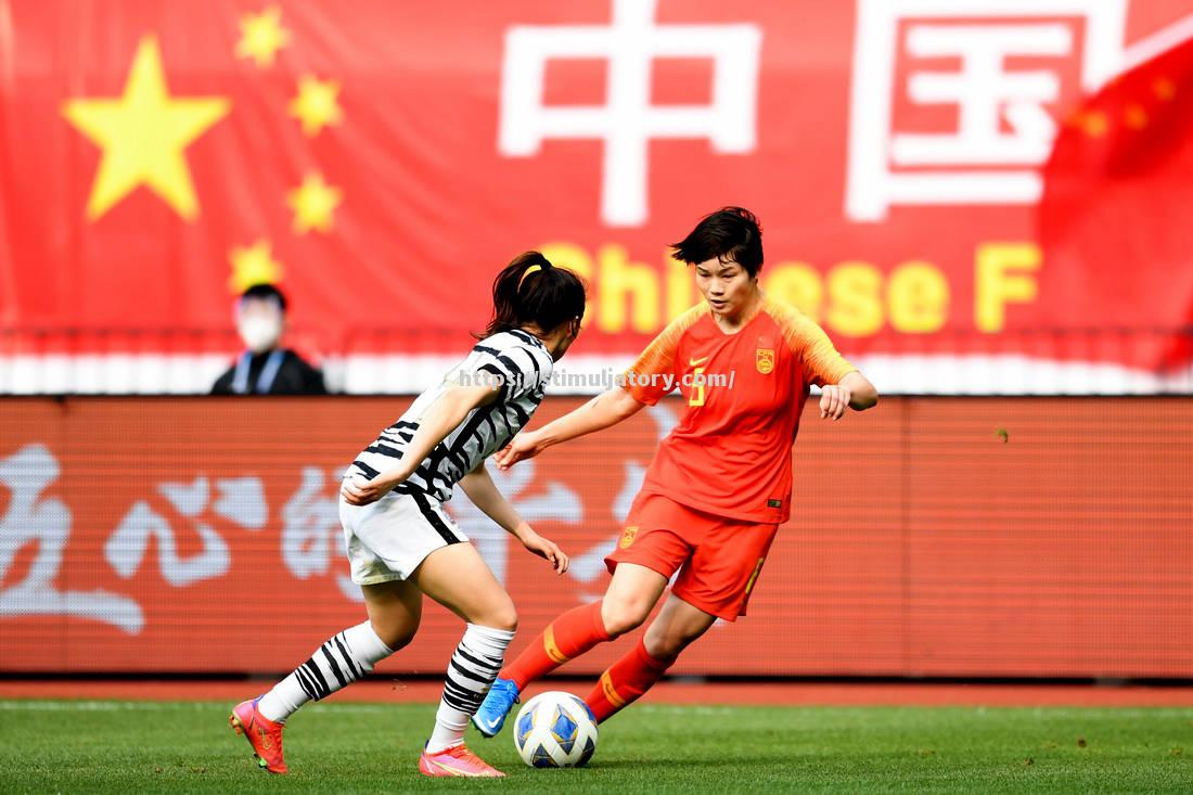 星空体育-女足运动员拼尽全力，角逐赛场上获得胜利