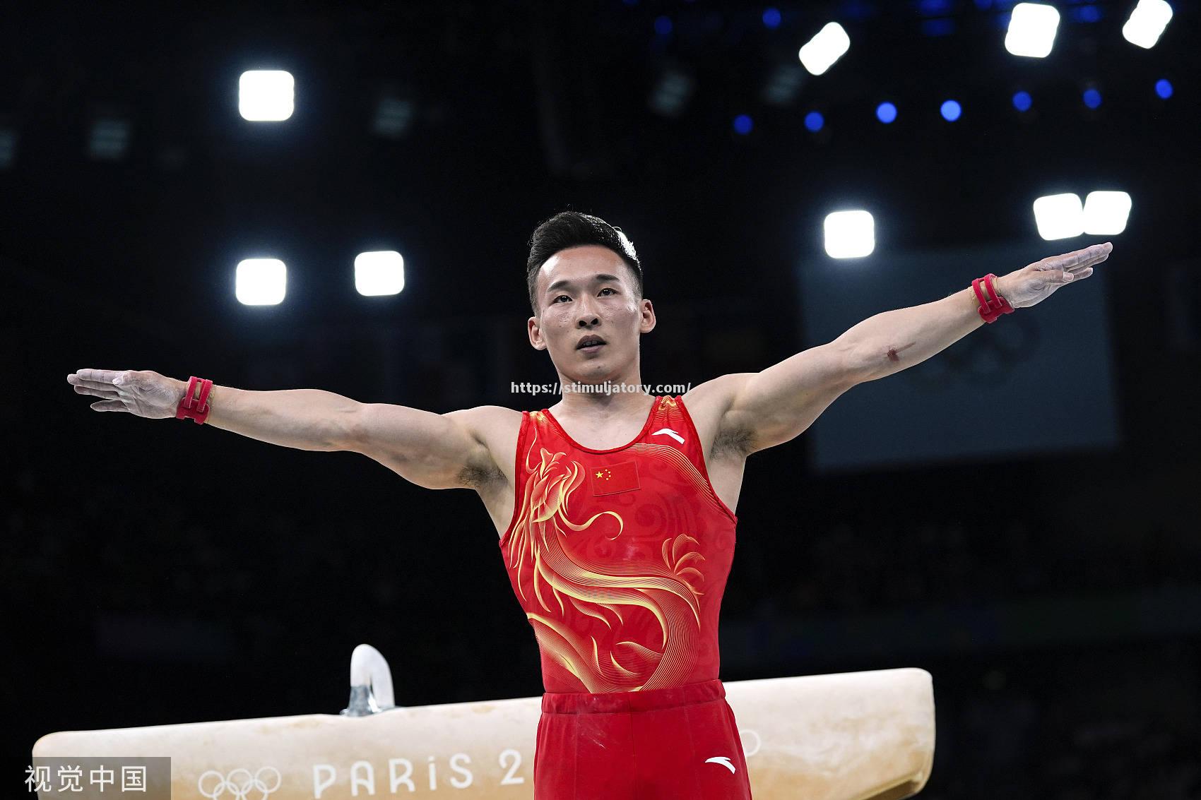 体操男团在团体赛中展现团队精神 体操男团在团体赛中展现团队精神