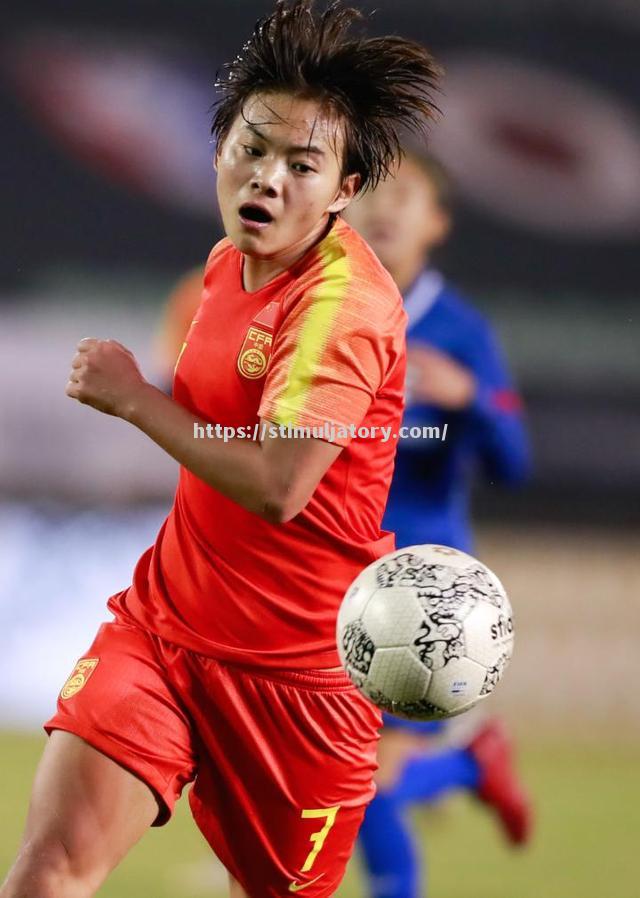 拼搏进取:女足比赛选手斗志昂扬 拼搏进取:女足比赛选手斗志昂扬