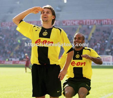 星空体育-法兰克福队员互相配合,连战连胜