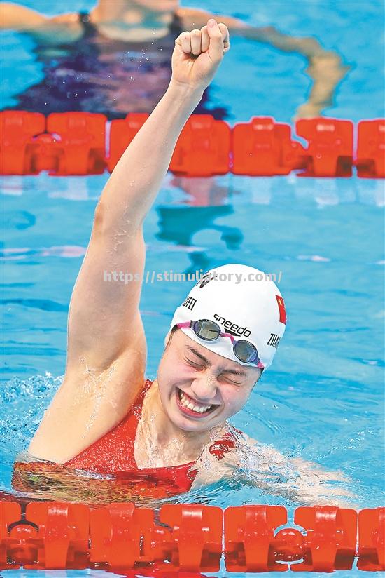 中国游泳选手刷新世界纪录，夺取冠军