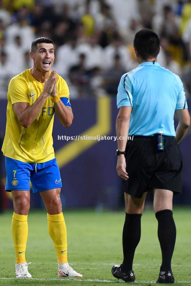 上海赛场上一场惊心动魄的较量,球迷热情高涨 上海赛场上一场惊心动魄的较量,球迷热情高涨