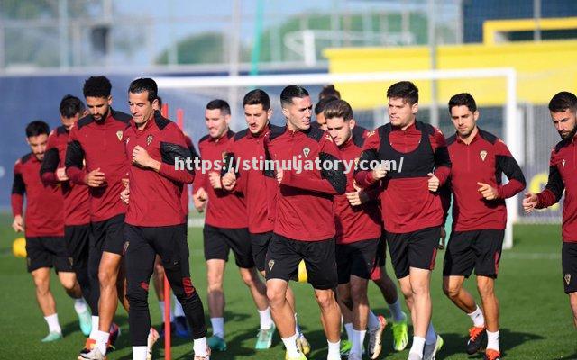 格拉纳达主场大胜,球队状态逐渐回暖 格拉纳达主场大胜,球队状态逐渐回暖