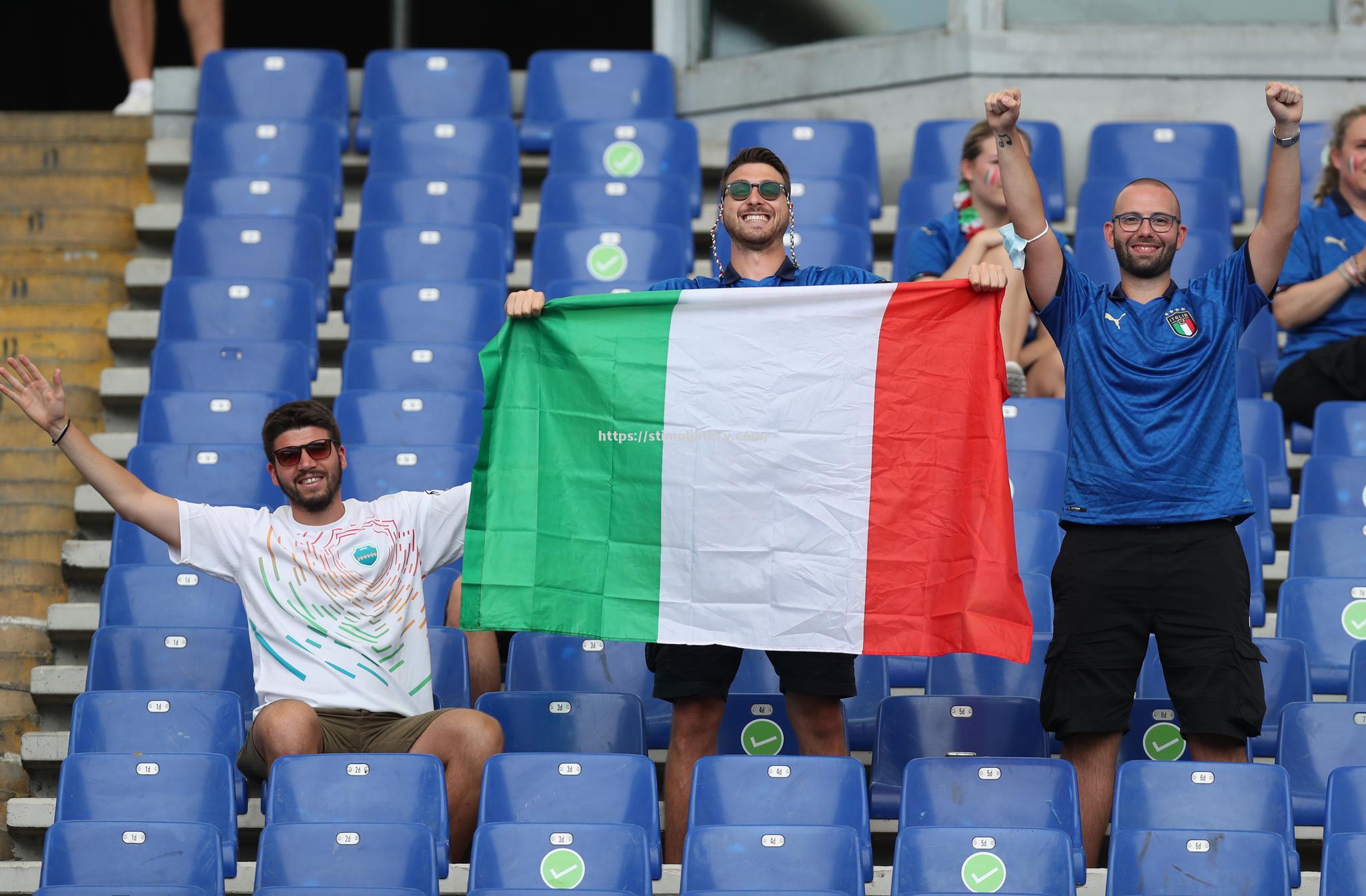 足球赛场精彩比赛频频上演，球迷热情高涨