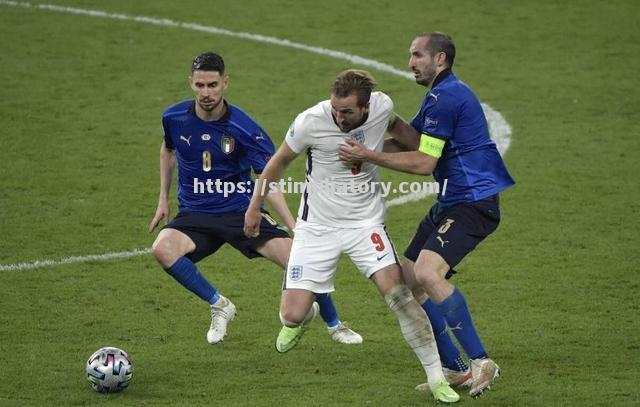 星空体育-欧预赛激战正酣,球员们拼尽全力争夺胜利