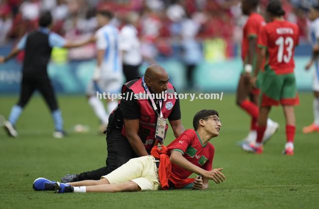 足球盛事唤醒欢呼声，球迷狂情燃烧在赛场