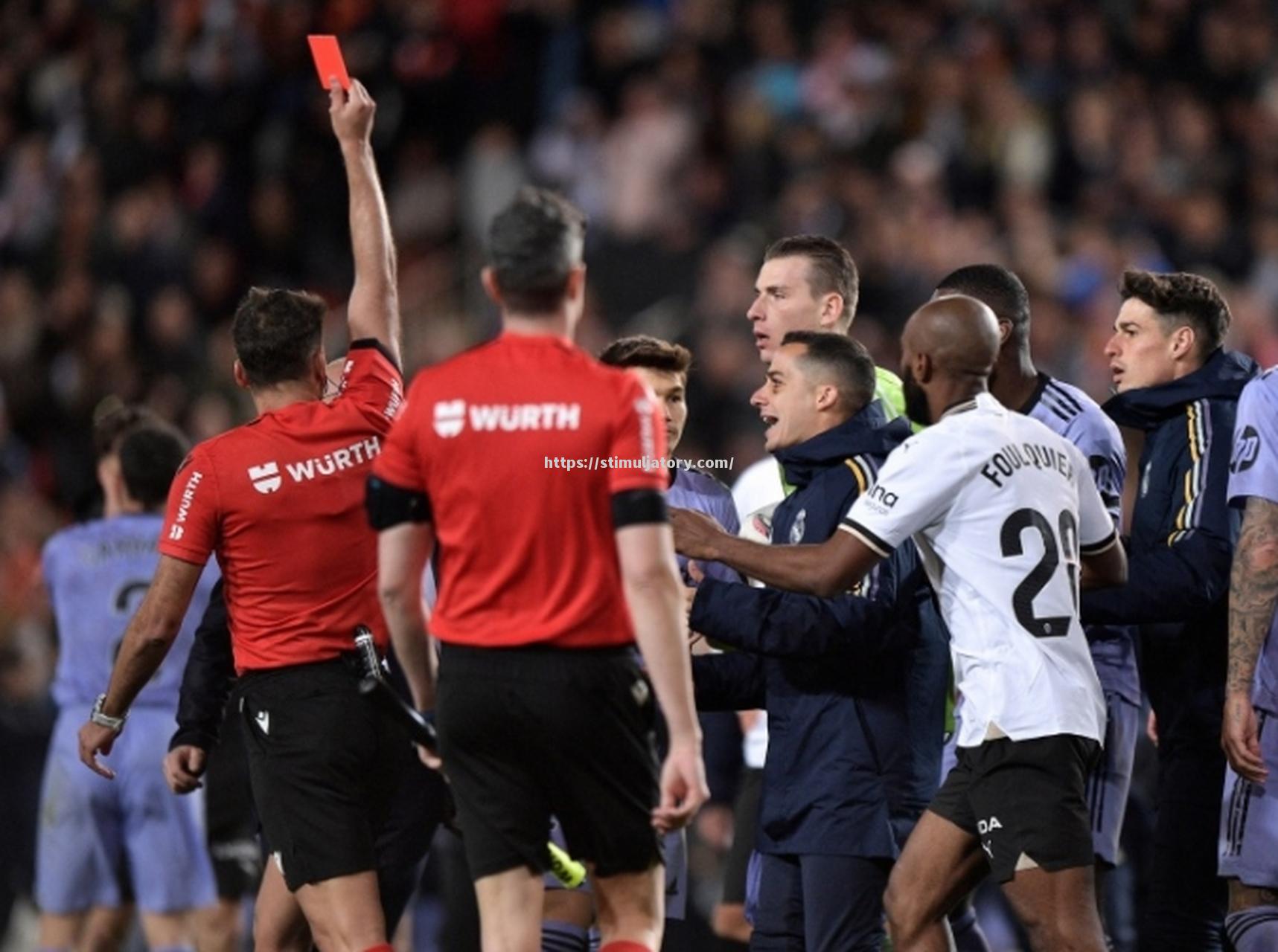 星空体育-关于裁判判罚的争议，球迷议论纷纷