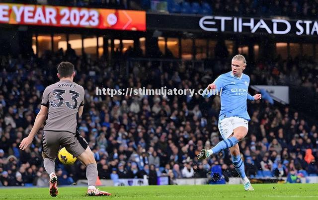 关于裁判判罚的争议，球迷议论纷纷