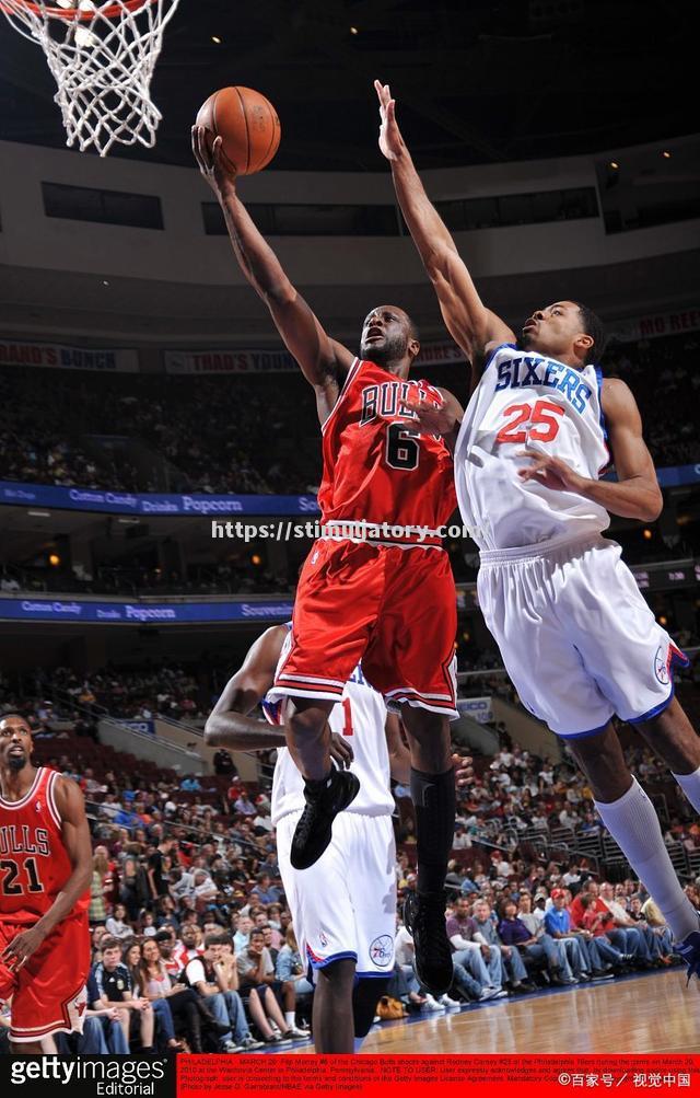 运动员在比赛中展现出精湛篮球技术 运动员在比赛中展现出精湛篮球技术