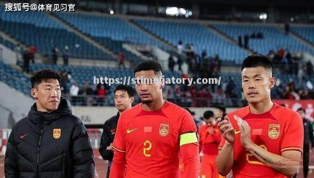 双方球队的对抗,让现场观众陷入热烈的氛围 双方球队的对抗,让现场观众陷入热烈的氛围