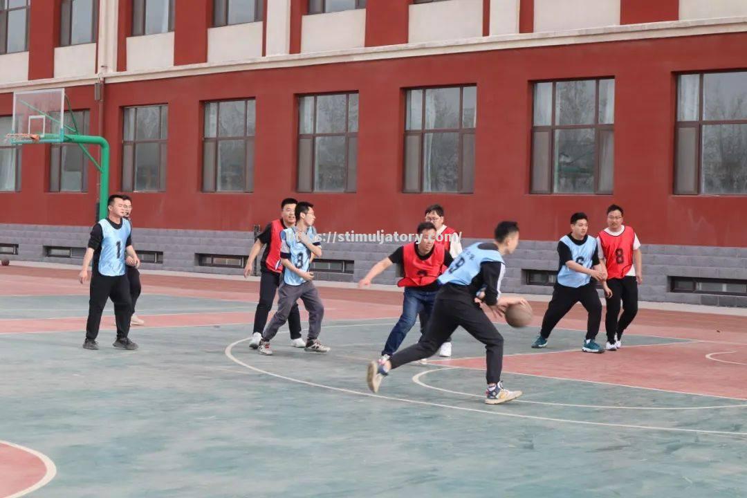 比赛紧张刺激球员拼尽全力奉献精彩表演 比赛紧张刺激球员拼尽全力奉献精彩表演