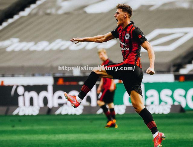 沙尔克主场大胜法兰克福,取得三分 沙尔克主场大胜法兰克福,取得三分