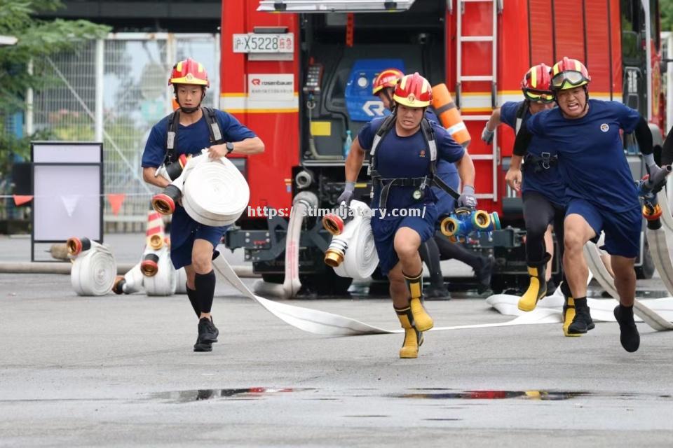 游泳男员高起点,铆足全力冲刺 游泳男员高起点,铆足全力冲刺