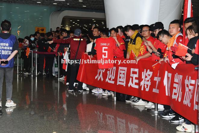 星空体育-疯狂的球迷为自己的队伍加油