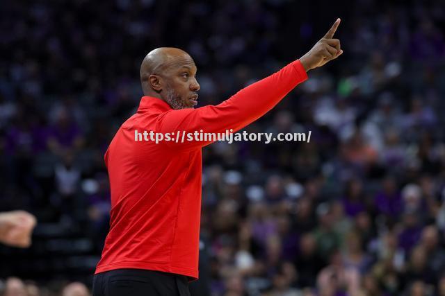 开拓者主场取胜,主帅赞扬球队团结精神 开拓者主场取胜,主帅赞扬球队团结精神