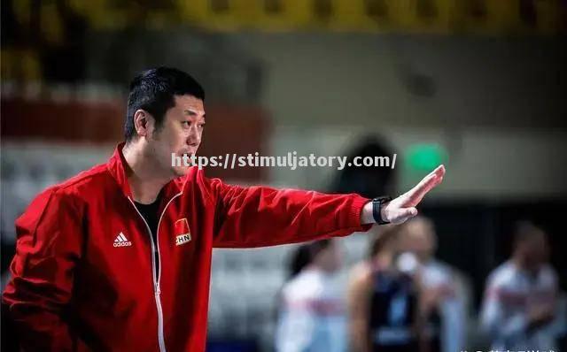 球员们运筹帷幄，战术布局精密