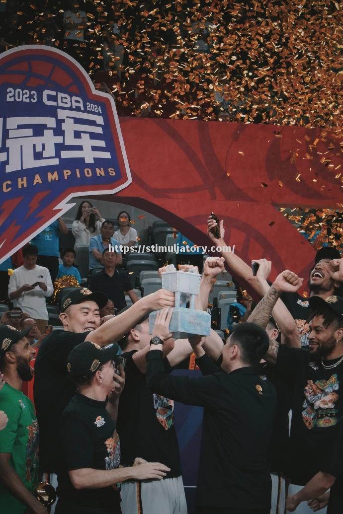 辽宁男篮战绩不断攀升,领跑全国篮坛 辽宁男篮战绩不断攀升,领跑全国篮坛