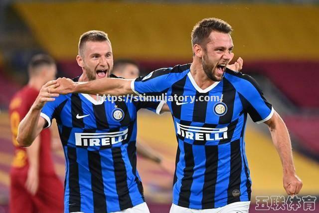 星空体育-激烈比拼:国内足球联赛双方展开大战