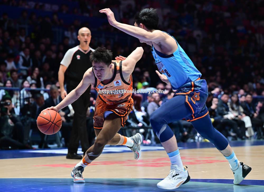 顶级篮球赛事,球员们全力以赴 顶级篮球赛事,球员们全力以赴