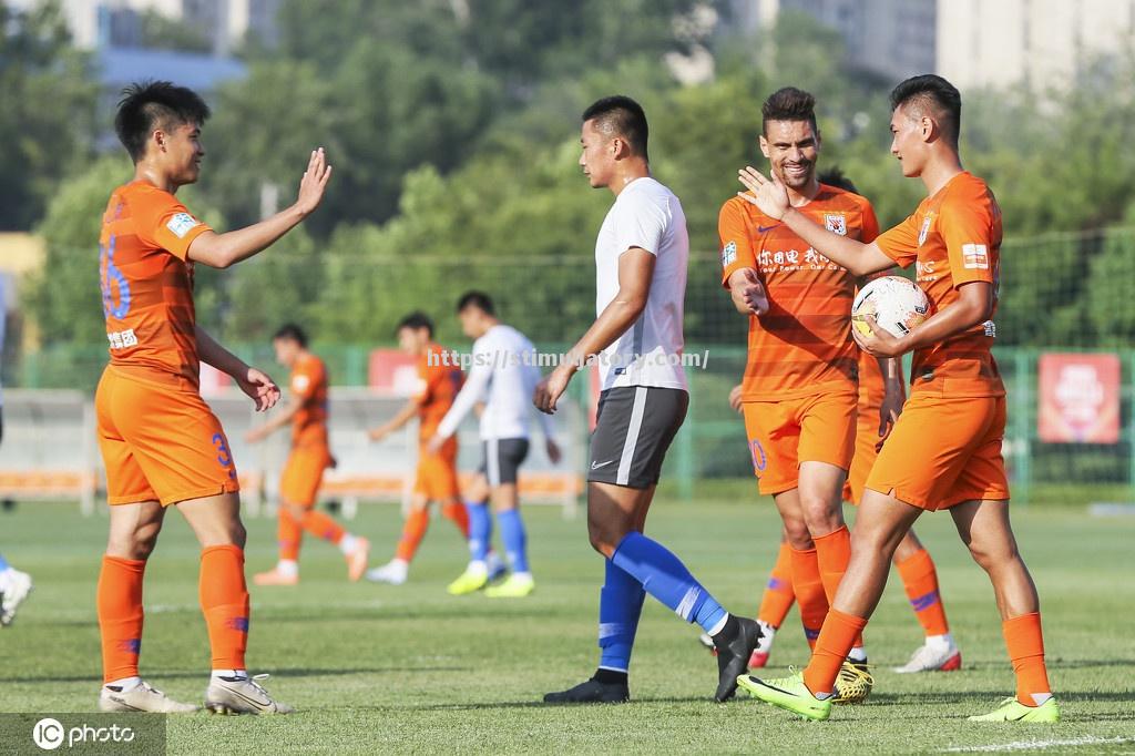 星空体育-鲁能备战国安,教练研究对手阵型调整战术应对