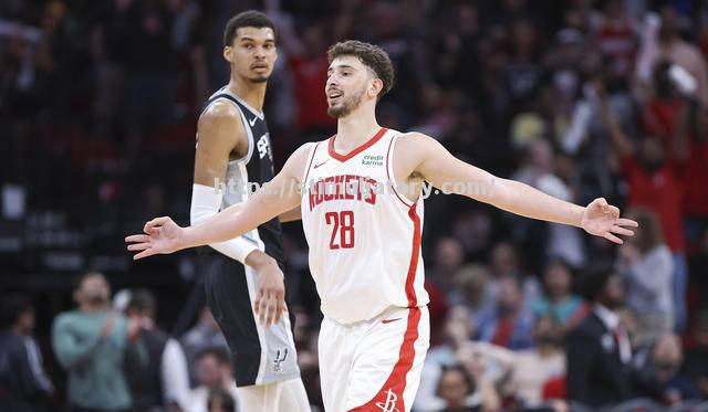 雄鹿中锋复出状态回勇,球队内线实力再上一层楼 雄鹿中锋复出状态回勇,球队内线实力再上一层楼