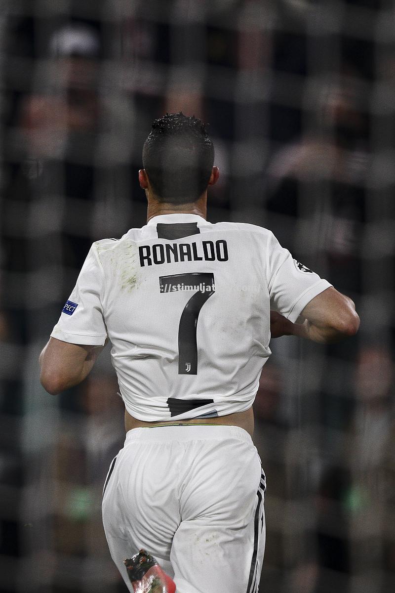 瓦拉斯在女足比赛中展现统治力