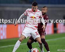 经历波折:沙尔克队员艰难奋斗,终获胜利 经历波折:沙尔克队员艰难奋斗,终获胜利