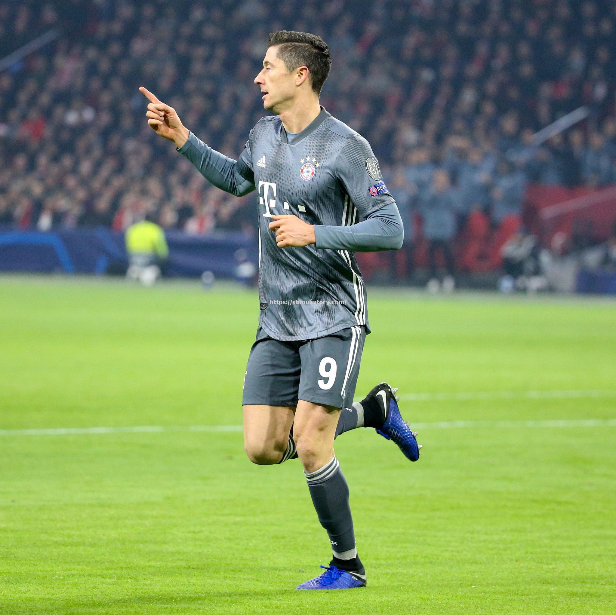 阿贾克斯战平面临复赛,范德比克力挽狂澜 阿贾克斯战平面临复赛,范德比克力挽狂澜